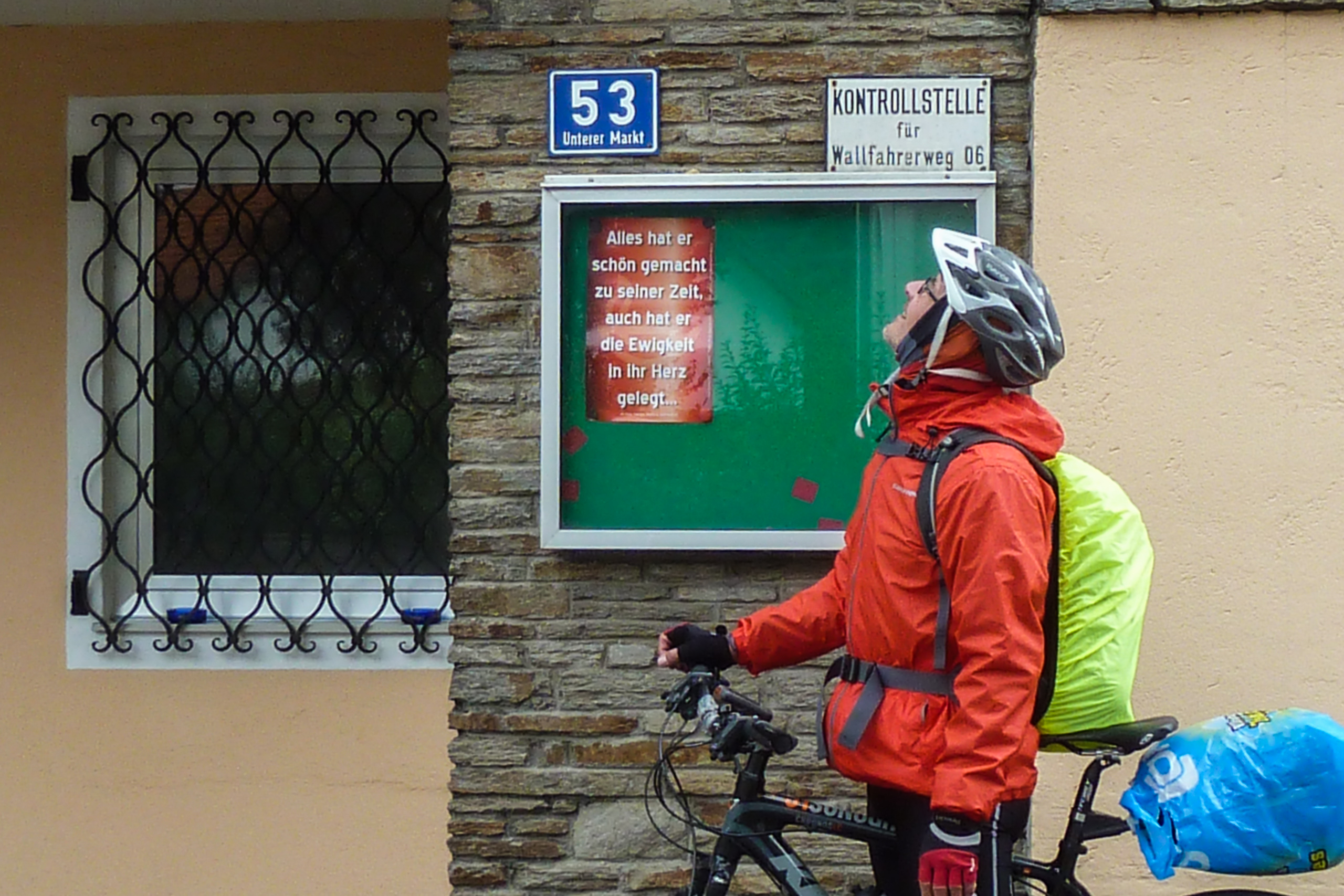 An einer Wallfahrer-Kontrollstelle – Bibelspruch im Schaukasten